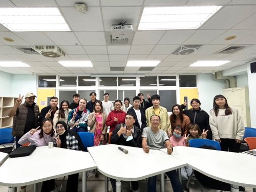 112學年度第一學期_企業經營專題講座 : 梁穎誼教授